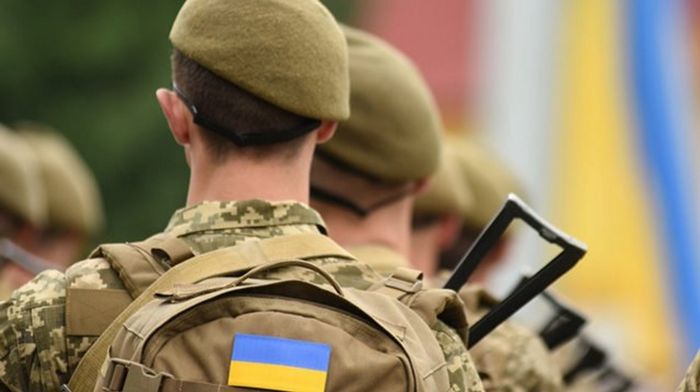 Є-відрядження чи є-відпустка: тисячам військовозобов'язаних чоловіків дадуть право виїхати з України