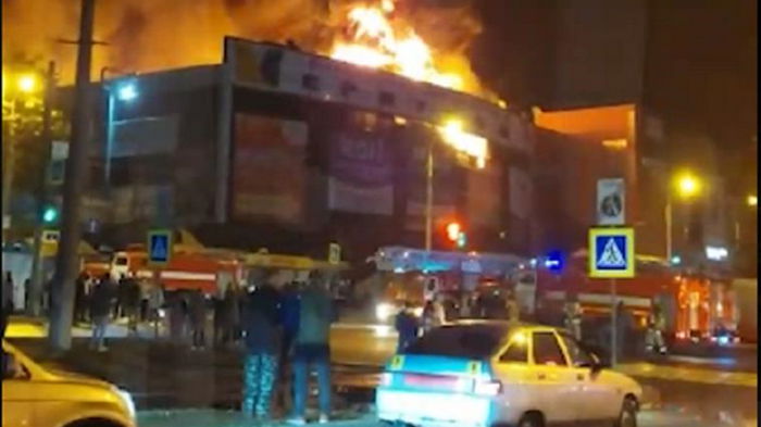 В Уфе вспыхнул пожар в торговом центре