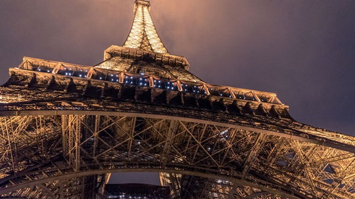 Освещение Эйфелевой башни могут сократить на фоне энергокризиса