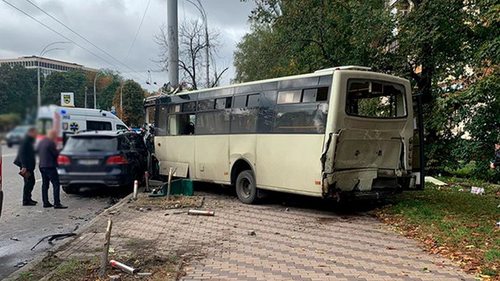 В Киеве легковушка столкнулась с маршруткой: 23 пострадавших