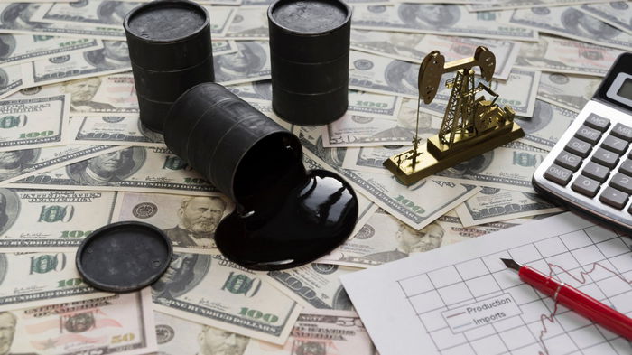 Цены на нефть снижаются из-за опасений мировой рецессии и укрепления доллара