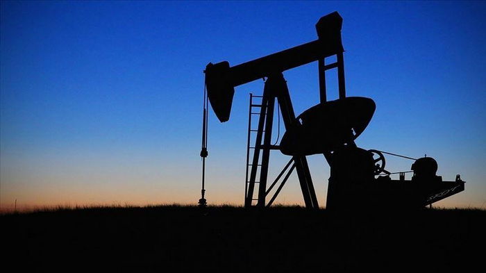 Цены на нефть снижаются на фоне укрепления доллара