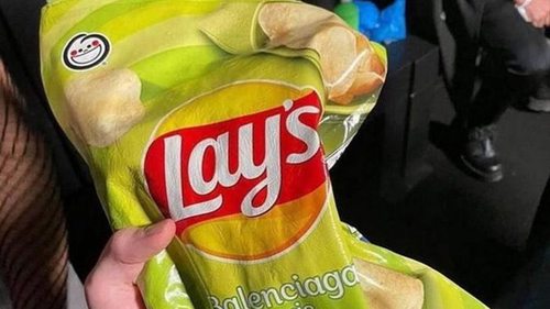Balenciaga презентовал сумочку в виде пакета от чипсов