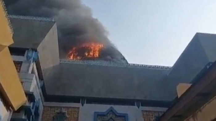В Джакарте из-за пожара обрушился купол мечети исламского центра (видео)