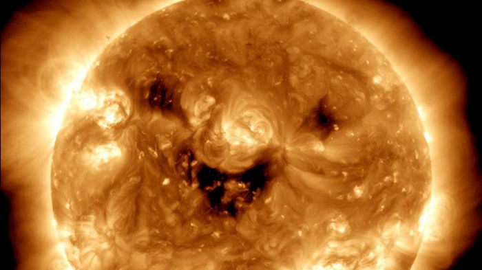 Ученые показали «улыбку» Солнца