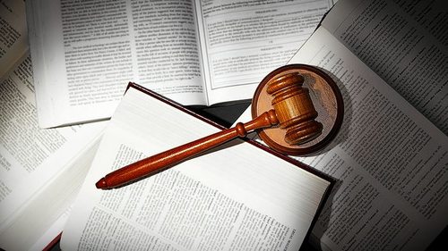 Адвокат по уголовным делам: преимущества услуг специалистов