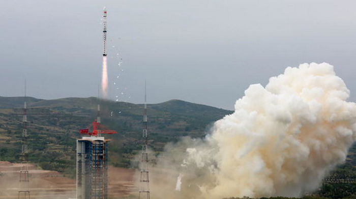 Китайская ракета Чанчжэн-5Б в очередной раз сошла с орбиты и угрожает Земле