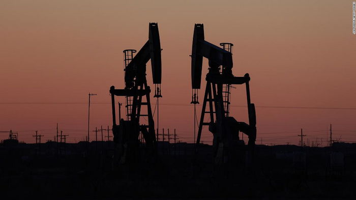 Нефть дорожает на фоне падения доллара