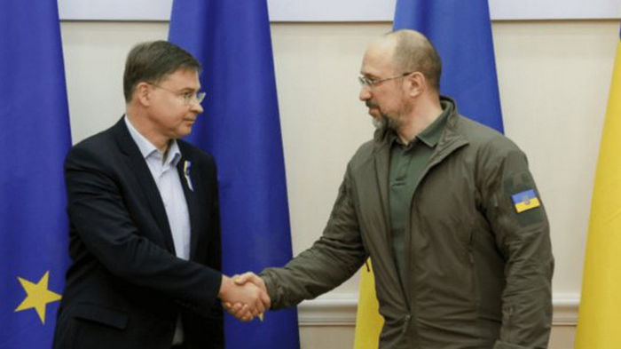 Украина получит первый транш из 18 млрд евро помощи ЕС в январе — Домбровскис