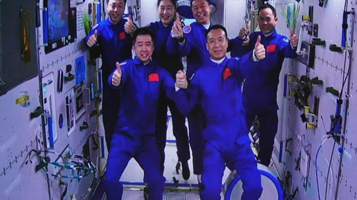 Китай впервые провел ротацию экипажей на космической орбите