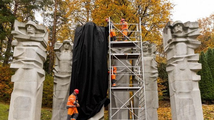 В Вильнюсе начали демонтаж скульптур советских воинов