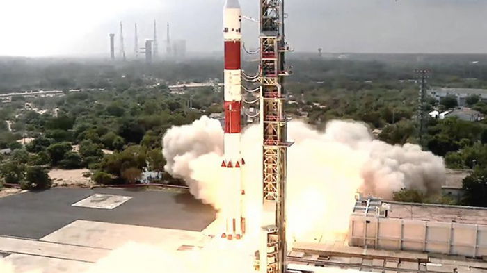Индия запустила ракету с девятью спутниками (видео)