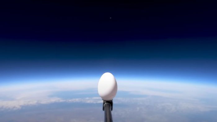 Экс-инженер NASA выпустил два яйца с высоты 30 километров, и они не разбились (видео)
