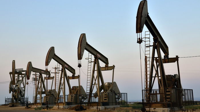Цены на нефть растут на фоне решения ОПЕК+ и потолка на российское сырье