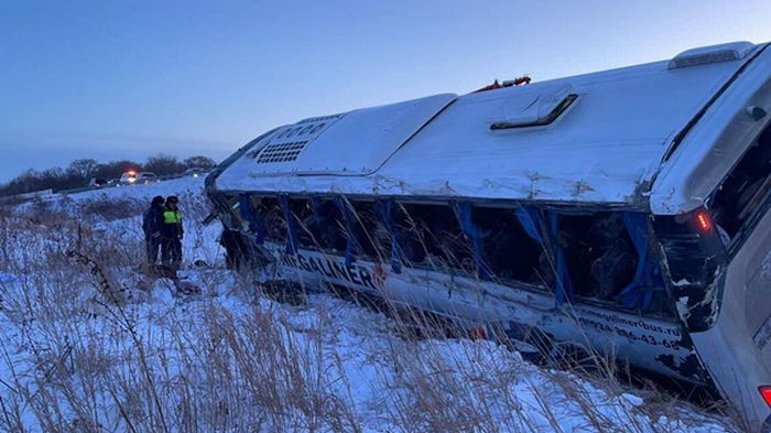 В России перевернулся автобус с рабочими, много жертв