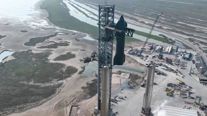 SpaceX готовит корабль Starship к старту с помощью гигантской «Мехазиллы»