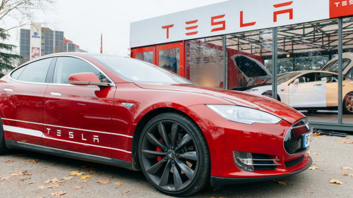 Tesla снизила цены на автомобили в Европе и США