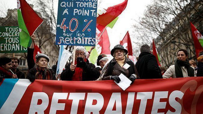 Во Франции поднимут пенсионный возраст, что угрожает протестами
