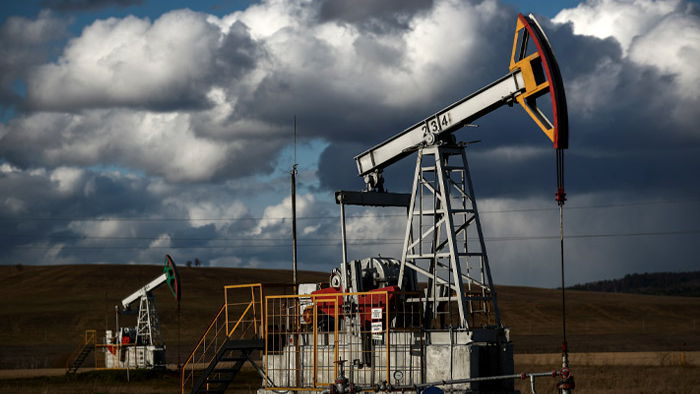 Российская нефть за год подешевела почти вдвое