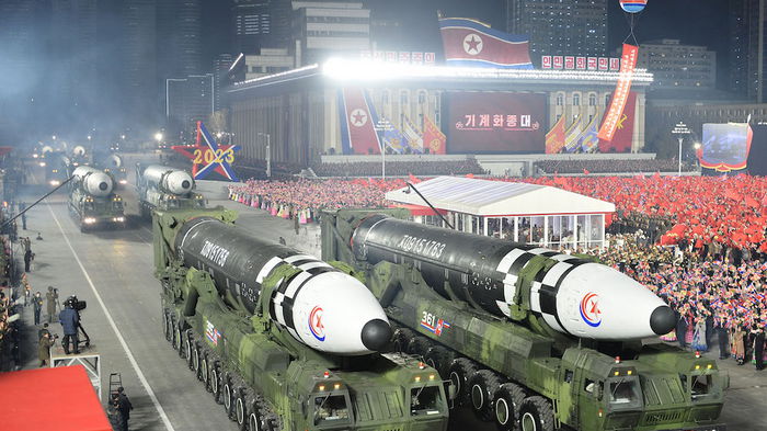 КНДР показала наибольшее в истории количество ракет на ночном параде (видео)