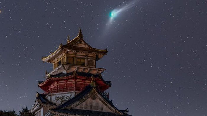 Астрофотографы сняли зеленую комету над Стоунхенджем и замком в Японии