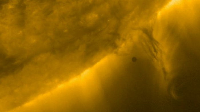 Космический аппарат зафиксировал прохождение Меркурия через диск Солнца