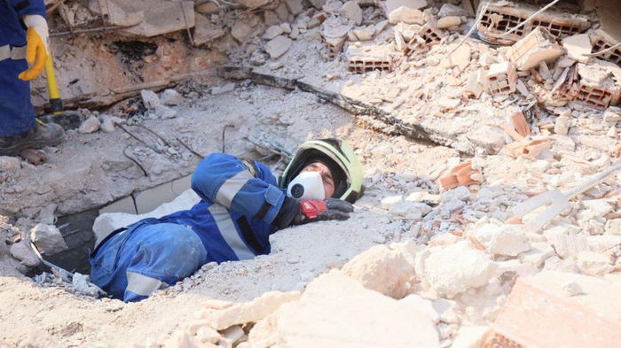 В Турции выпавший при землетрясении из окна дома телефон помог спасти семью