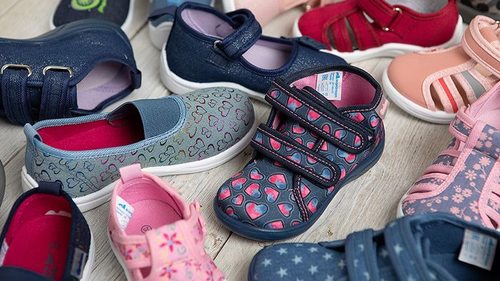 Детская обувь: преимущества покупки в интернет-магазине “Антошка”