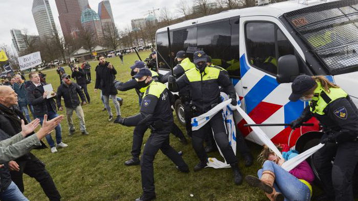 В Гааге полиция жестко разогнала митинг экоактивистов: задержали 700 человек