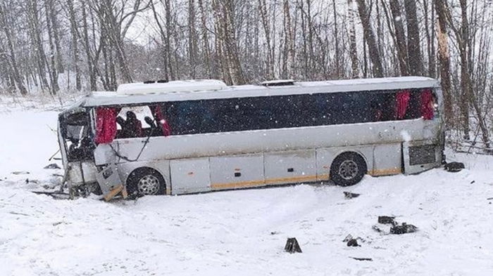 В России пассажирский автобус столкнулся с грузовиком, есть погибшие