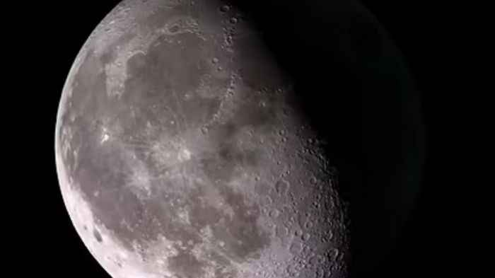 Луна постепенно увеличивает продолжительность дня на Земле: почему это происходит