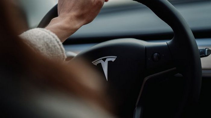Маск уверил, что Tesla работает над «почти полностью беспилотными» автомобилями