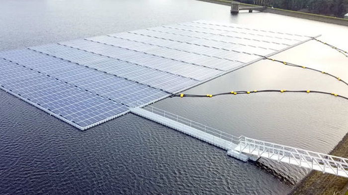Солнечные панели на воде могут снабжать энергией города и спасать от засухи