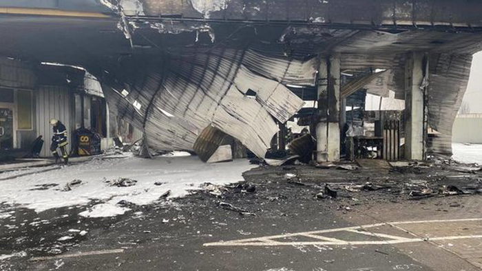 В Борисполе произошел масштабный пожар на АЗС, загорелась автоцистерна с бензином