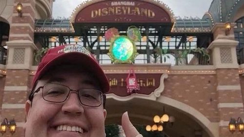 Мужчина посетил все 12 парков Disney за 12 дней (видео)