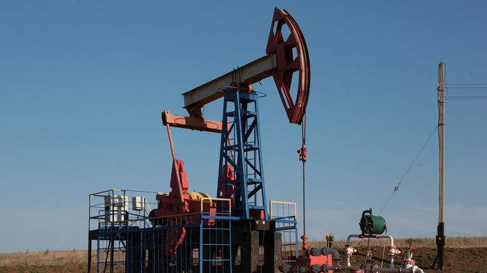 Мировые цены на нефть растут на фоне снижения добычи в России