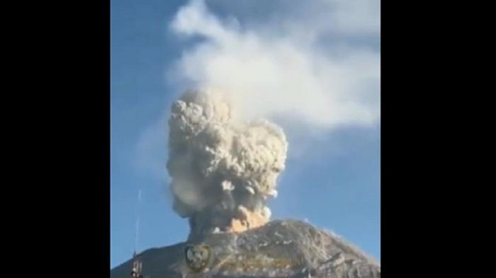 В Мексике проснулся один из самых активных вулканов мира, людей эвакуируют