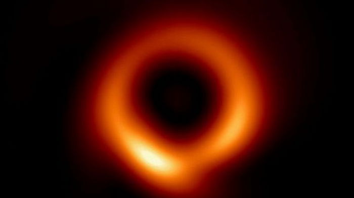 Искусственный интеллект улучшил качество изображения черной дыры