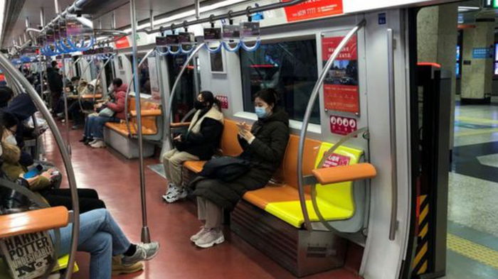 «Эпоха миновала»: в Пекине больше не потребуют носить маски в метро
