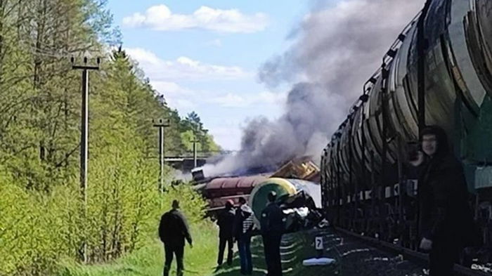 В РФ сошел с рельсов грузовой поезд