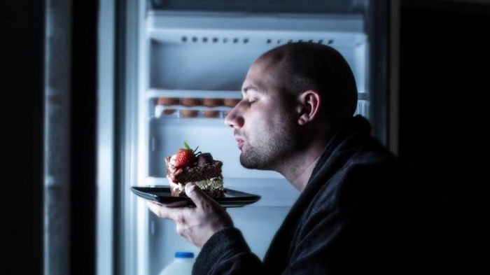 Рот и холодильник закрыть на замок: ученые рассказали, чем опасен поздний прием пищи