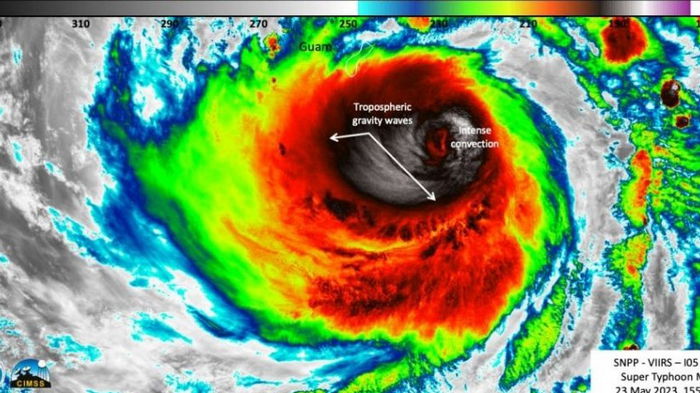 Самый мощный за последние 60 лет супертайфун Мавар кружит вокруг Гуама