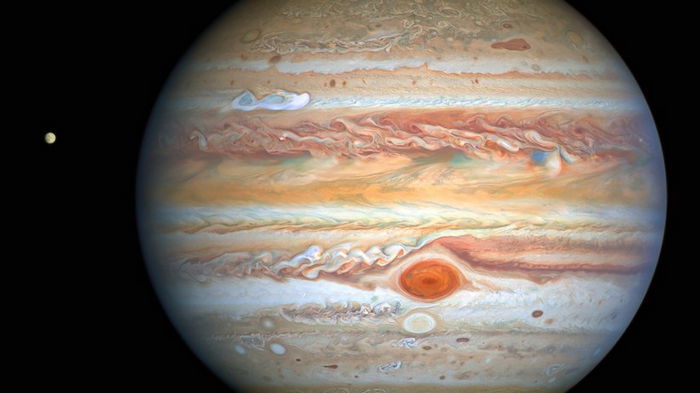 Почему Юпитер меняет свой цвет: загадка газового гиганта раскрыта
