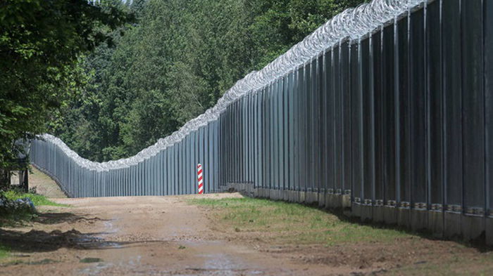 Польша окончила строительство электронного барьера на границе с Беларусью