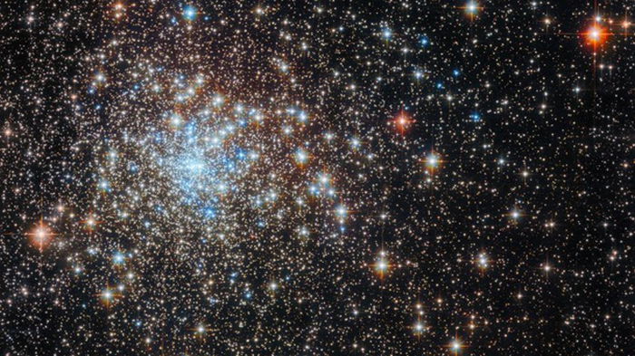 Телескоп Хаббл сделал изображение дальнего скопления звезд