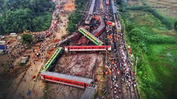 Погибли более 250 человек. В Индии назвали причину аварии на железной дороге
