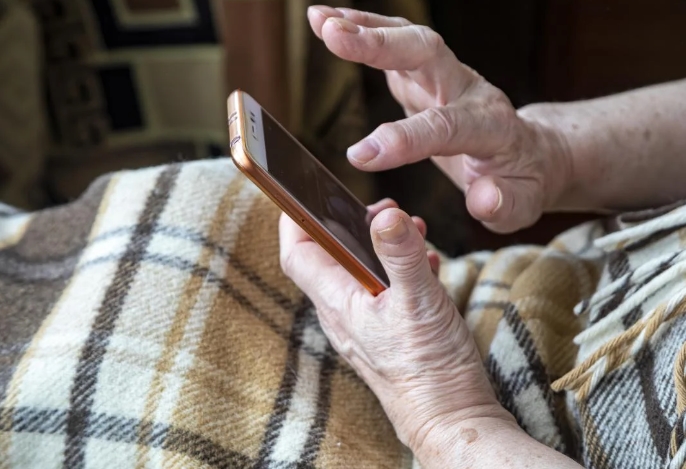 Названы лучшие смартфоны для пожилых людей в 2023 году