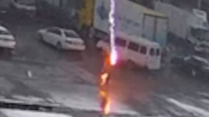 В РФ мужчина погиб от удара молнии в голову