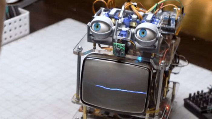 Инженер создал робота для помощника Alexa из старого телевизора. Он узнает людей
