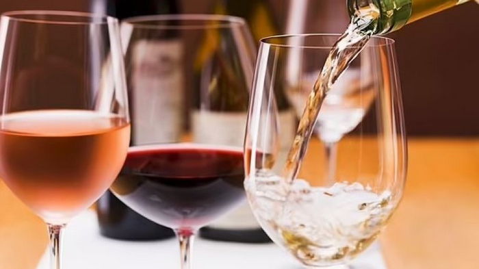 Вино омолаживает кожу в среднем возрасте и старше: какой сорт необходимо пить